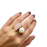 Anillo artesanal con base de bronce bañada en oro, con cuarzo rosa en forma de media luna y perla barroca. Talla ajustable.