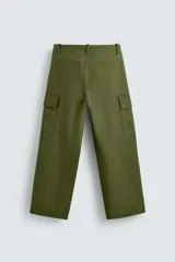 Pantalón cargo verde oliva de corte relaxed fit, confeccionado en tejido de algodón compacto con estructura twill. Cuenta con bolsillos frontales, traseros de vivo y bolsillos plastrón con solapa en las perneras.