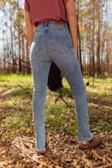 Pantalón de jean celeste, corte skinny, tiro alto y aberturas en el ruedo.