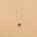 Gargantilla de plata 925 con dije circular de crisopacio rojo.