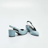 Zapatos de tacón con tira trasera, color celeste denim, con punta fina y tacón cuadrado.