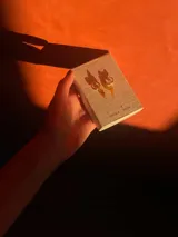 Aros dorados con dije colgante de vidrio color ámbar.