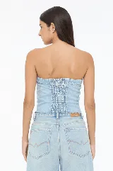 Top strapless de denim celeste con botones frontales.