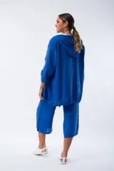 Campera azul de lino con capucha, mangas 3/4 y bolsillos laterales.