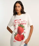Remera alargada de manga corta, confeccionada en algodón BCI más sostenible, con cuello redondo y estampa de frutillas en el frente.