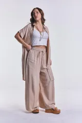 Pantalón palazzo color beige de tencel con cintura elastizada y cordón ajustable.