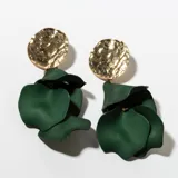 Aros colgantes con base dorada y pétalos de resina verde oscuro.