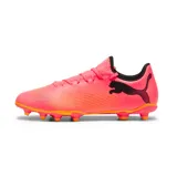 Championes de fútbol Puma Future 7 Play, color coral con detalles en negro y naranja.
