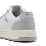 Championes Puma Court Classic, color blanco con detalles en gris y logo dorado.