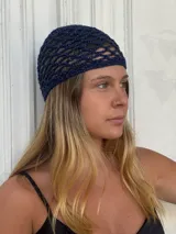 Gorro de malla calada color azul marino con hilo de lurex plateado.