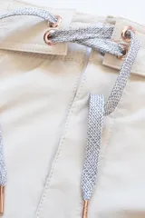 Short de baño color crema con tira lateral color borgoña y cordón de ajuste en la cintura.