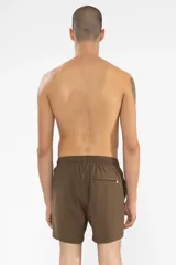 Short de baño marrón con bordado de enredadera en la pierna izquierda, cintura elástica con cordón ajustable, bolsillos laterales y bolsillo trasero con cierre.