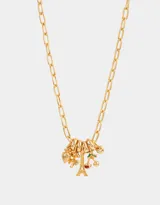 Collar corto dorado con cadena de eslabones grandes y dijes colgantes de flores y piedras rojas.