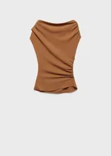 Top color ladrillo con detalle fruncido en un hombro, manga corta, cuello drapeado y diseño entallado.