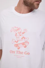 Camiseta blanca de manga corta con cuello redondo y estampado de un vaso de refresco andando en skate.