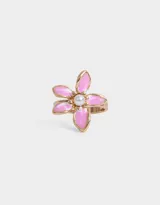 Anillo dorado con forma de flor con pétalos rosas y centro de perla.