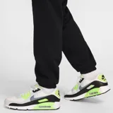 Pantalón de jogging negro de Nike, modelo Club, con cintura elástica ajustable con cordón, bolsillos laterales y bolsillo cargo con logo bordado en la pierna derecha.