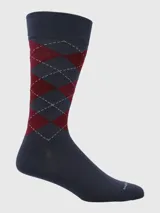 Calcetines de largo medio para hombre, color azul marino con patrón de rombos (argyle) en tonos burdeos y gris oscuro, delineados con costuras blancas.