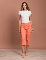 Pantalón capri amarillo de gabardina elastizada marca Ruby Rd, con pretina ancha elastizada, bolsillos delanteros simulados y bolsillos traseros aplicados.