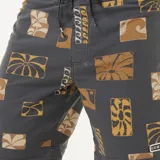 Short de baño Rip Curl Mirage Aots Ty Williams, color negro con estampado de figuras geométricas en tonos ocre y blanco.