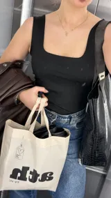 Top básico negro de lycra con escote cuadrado y delantera doble.