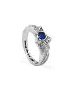 Anillo de metal plateado con acabado envejecido, con una piedra central redonda de color azul oscuro engastada en una estructura con forma de estrella de seis puntas. El interior del aro tiene grabado el nombre de la marca "Two-Jeys".