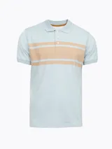 Remera tipo polo celeste con rayas horizontales color durazno, corte clásico, cuello con botones y mangas cortas.