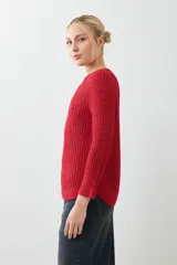 Sweater rojo de tejido de punto con ruedo curvo y mangas 3/4.