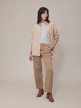 Pantalón cargo color verde oliva, de corte recto y tiro alto, con bolsillos laterales y traseros con solapa.