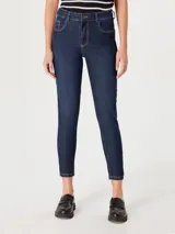 Pantalón de jean azul oscuro de tiro medio y corte skinny.