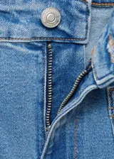 Pantalón de jean celeste de tiro medio, corte recto y terminación desflecada.