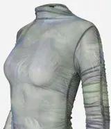 Blusa de tule con cuello alto y mangas largas con fruncido lateral.