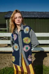 Camisa holgada de corte clásico con cuello solapa y abotonada, con estampado de flores bordadas.