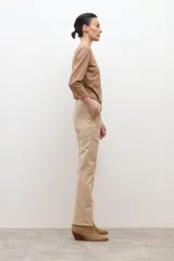 Pantalón chino color beige de corte recto.