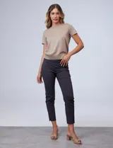 Pantalón de gabardina elastizada azul marino, marca Zac & Rachel, de corte recto, pretina ancha pespunteada y largo al tobillo. Tiene bolsillos simulados.