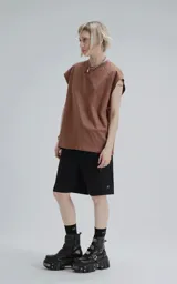 Sudadera color mocca de algodón premium, con corte extra oversize, hombros caídos y cuello redondo de rib al tono.