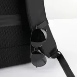 Mochila negra de poliéster impermeable con capacidad de 22 litros. Tiene compartimento para laptop de hasta 17,3 pulgadas, cuatro bolsillos interiores (dos con cremallera), dos espacios para botellas de agua, llavero interior, espacio para tarjeta y cinturón para valija en la parte trasera.