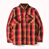 Camisa de franela a cuadros roja, negra y ocre, de manga larga, con dos bolsillos frontales con solapa y cierre a presión.