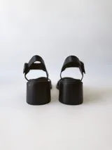Sandalias de cuero negro con taco cuadrado de 6cm y tira ancha sobre los dedos.