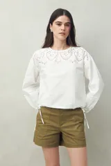 Short negro de algodón, de tiro medio, con bolsillos delanteros y traseros.