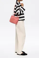 Bolso tote pequeño marca Bimba y Lola, modelo Chihuahua, color marrón. Confeccionado en nylon con estructura blanda, doble asa de mano y asa de tejido, piezas de piel, cierre con botón de presión, logo grabado, acabados metálicos, bolsillo interior e interior con placa metálica logotipada.