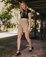 Sandalia de cuero color beige con diseño de tiras y tacón cuadrado.