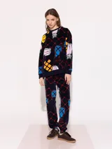 Pantalón de plush estampado tipo babucha, con cintura elastizada, ideal para un look cómodo y relajado.