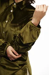 Camisa azul marino de terciopelo con cuello tradicional, botones de nácar y tajos laterales.