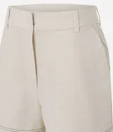 Short de tiro alto color beige confeccionado en algodón con lino, con trabillas en la cintura, cierre tradicional, bolsillos delanteros y costuras aparentes.