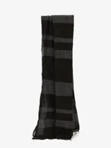 Bufanda rectangular con flecos en los extremos, con diseño a rayas horizontales en tonos negro y gris.