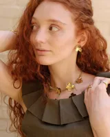 Collar corto con cordón de algodón color menta y flores de bronce.