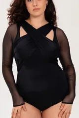 Body negro de lycra con escote cruzado y mangas largas de microtul.