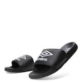 Chancletas negras con base blanca y logo de Umbro en la tira.