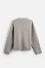 Sweater negro de punto con cuello redondo y mangas largas.